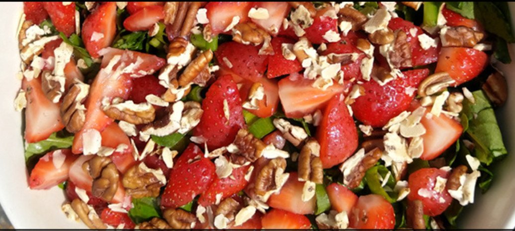 Spinaziesalade met aardbeien en pecannoten